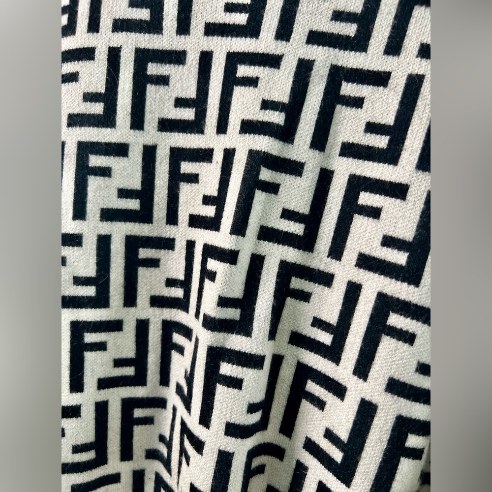 👑✅PRICE FIRM✅ Fabulous White and Black Fashion FF Faux Fur Sweater Jacket - Picture 3 of 17